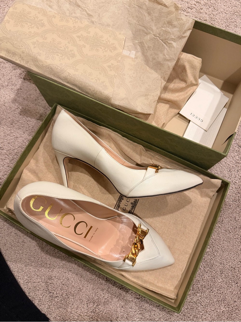 Gucci Cream Leather Pointed Toe Pumps with Gold Chain - Picture 3 of 5